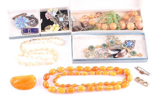Lot 42 - A small group of costume jewellery items to...