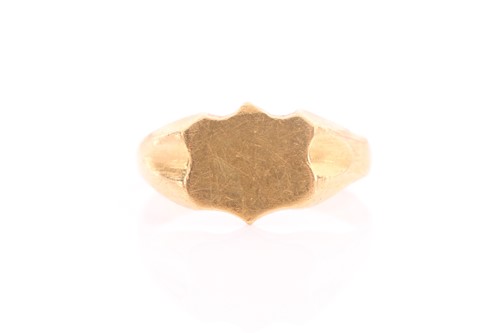 Lot 301 - A yellow metal signet ring, unmarked, size I 1/2.