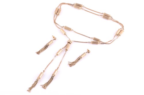 Lot 37 - An unusual yellow metal necklace, the box-link...