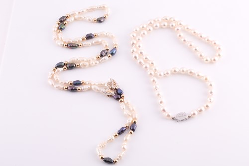 Lot 236 - A white and black 'rice krispie' pearl...