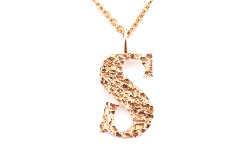 Lot 205 - A yellow metal 'S' initial pendant, with...