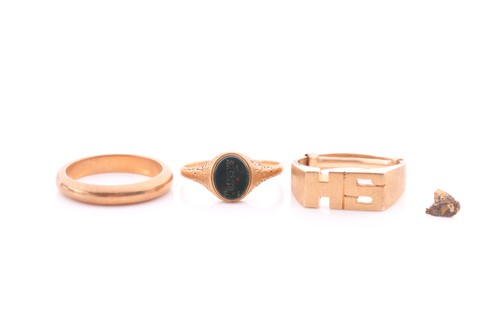 Lot 154 - A small signet ring set with an intaglio...