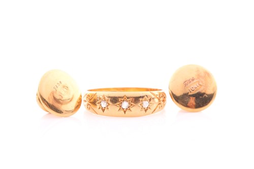 Lot 62 - An Edwardian three stone diamond ring in 22...