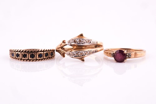 Lot 107 - A bi-coloured ring in the form of two dolphins,...