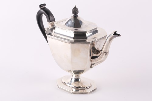 Lot 158 - A silver teapot; London 1908 by Thomas...
