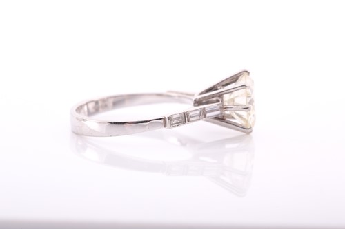 Lot 176 - A solitaire diamond ring, the round...