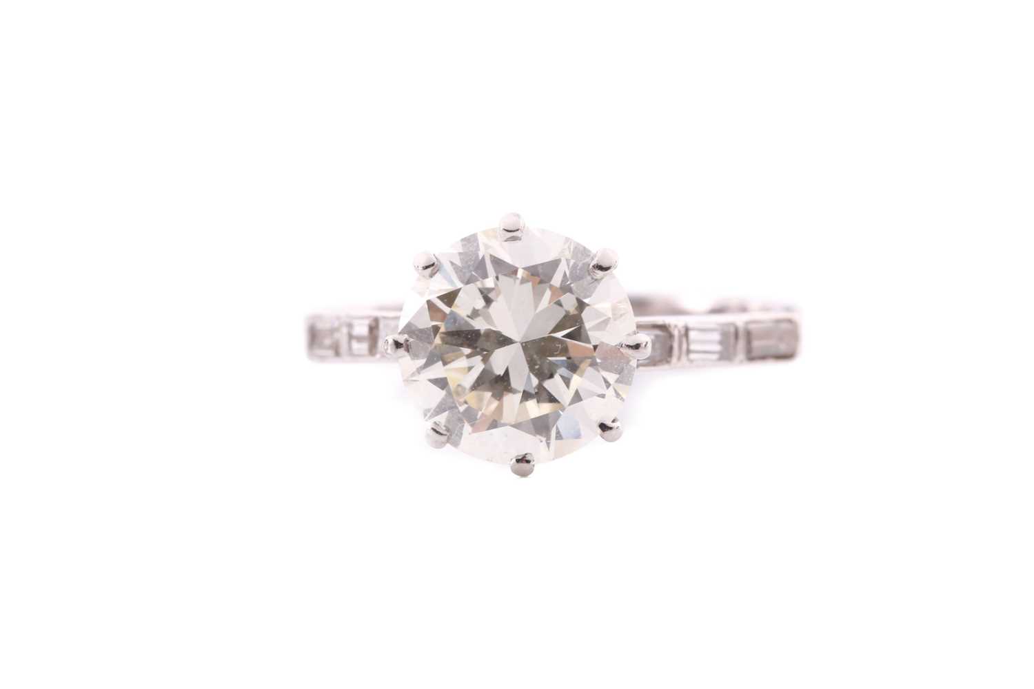 Lot 176 - A solitaire diamond ring, the round...