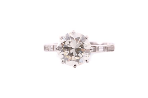 Lot 176 - A solitaire diamond ring, the round...