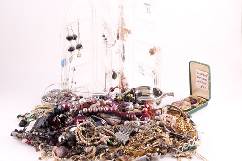 Lot 184 - A large quantity of costume jewellery, to...