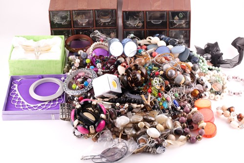 Lot 268 - A box of various costume jewellery items,...