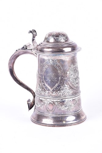 Lot 399 - A George III lidded tankard; London 1777, mark...