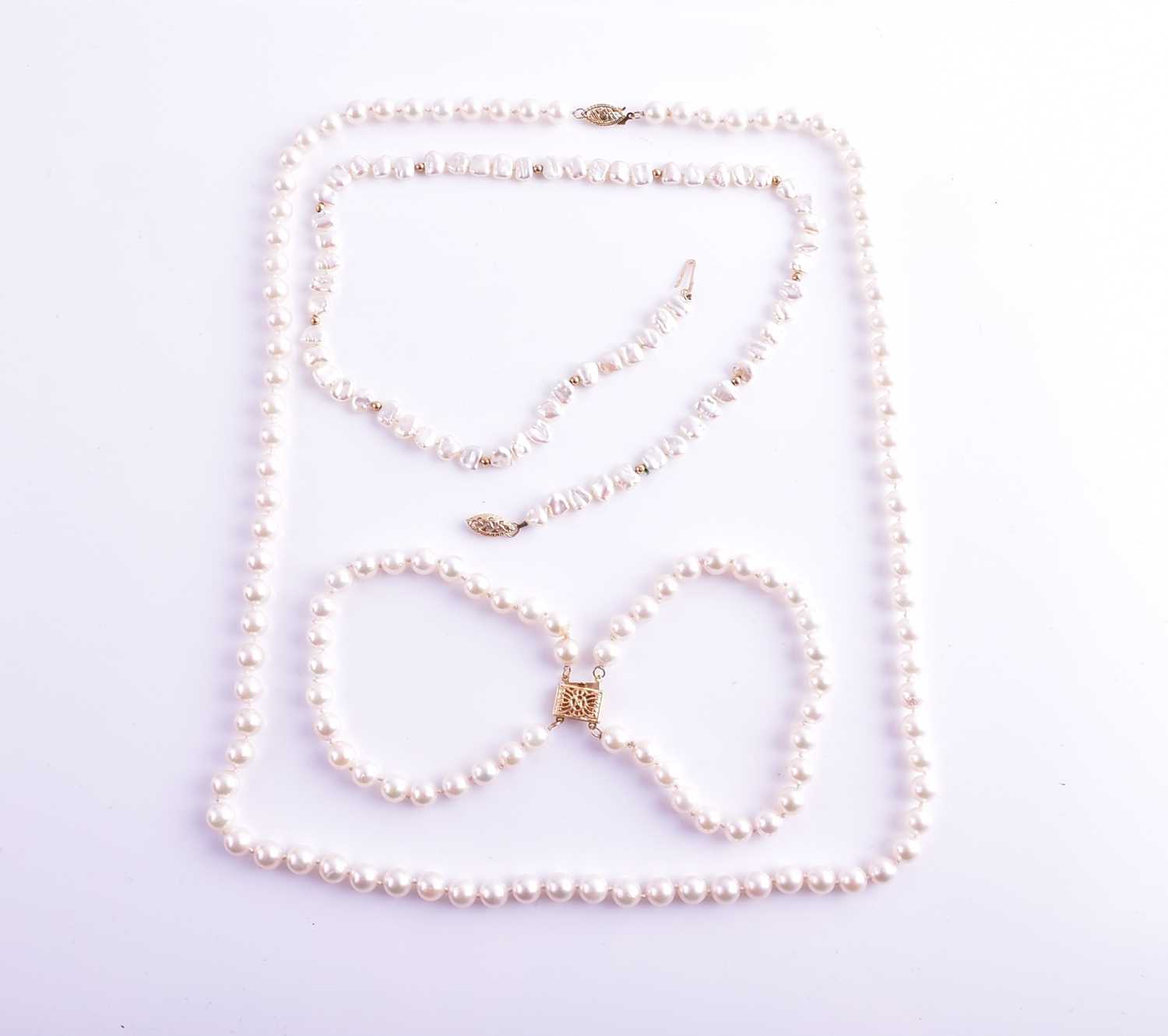 Lot 58 - A cultured pearl necklace with yellow metal...