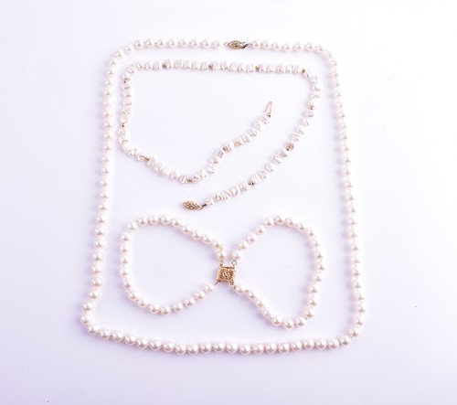 Lot 58 - A cultured pearl necklace with yellow metal...