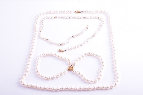 Lot 58 - A cultured pearl necklace with yellow metal...