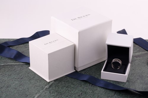 Lot 665 - De Beers. An 18ct white gold and diamond...