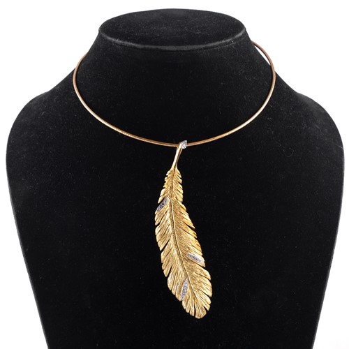 Lot 369 - Andrew Grima. An 18ct yellow gold pendant...