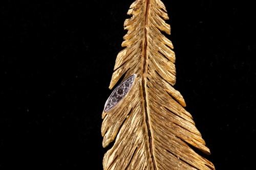 Lot 369 - Andrew Grima. An 18ct yellow gold pendant...