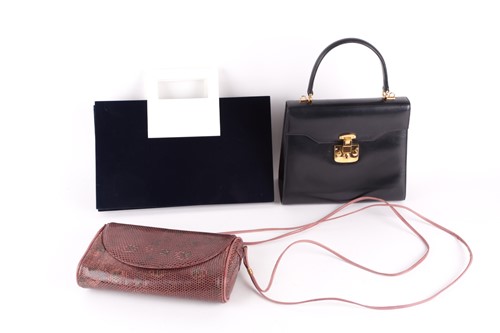Lot 286 - A Gucci black leather handbag, of plain...