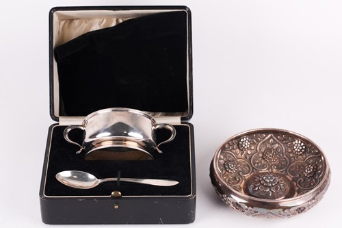Lot 291 - An early 20th century cased silver christening...