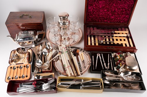 Lot 367 - A collection of silverplated wares to include...