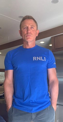 Lot 1 - A t-shirt signed by James Bond star Daniel...