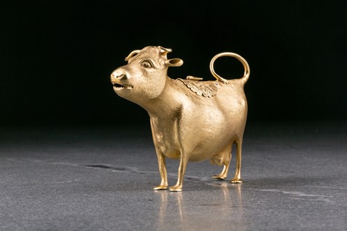 Lot 362 - A George III silver gilt cow creamer. London...
