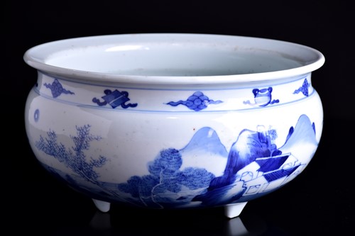 Lot 137 - A large Chinese porcelain blue & white Kangxi...