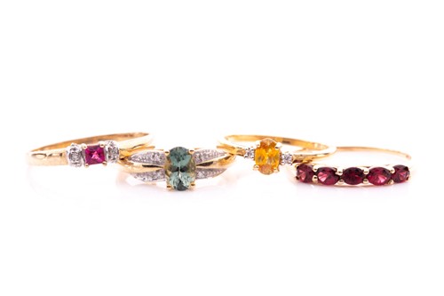 Lot 75 - A 9ct yellow gold and garnet ring, size T 1/2,...