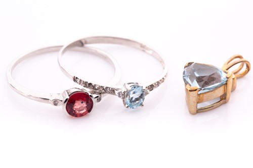 Lot 140 - A 9ct white gold and aquamarine ring, set with...