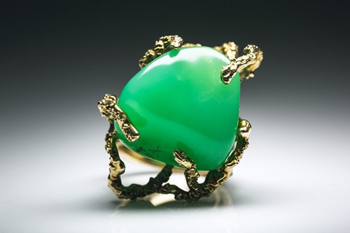 Lot 211 - A 14ct yellow gold and green chalcedony ring,...