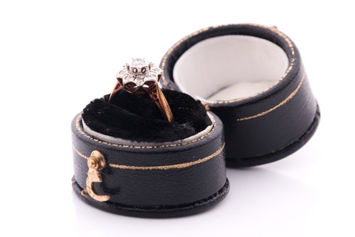Lot 253 - An 18ct yellow gold and diamond cluster ring,...