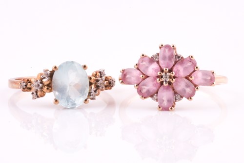 Lot 17 - A single stone aquamarine ring with four stone...