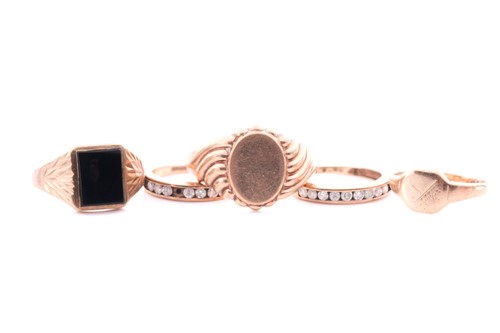 Lot 77 - A 9ct yellow gold signet ring, size V,...