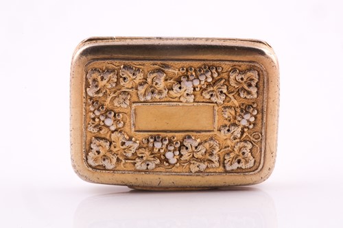 Lot 344 - A George III silver-gilt vinaigrette;...