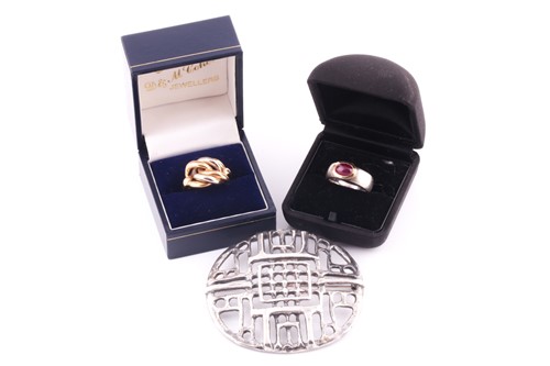 Lot 119 - An 18 carat gold knot ring; the open knot to a...