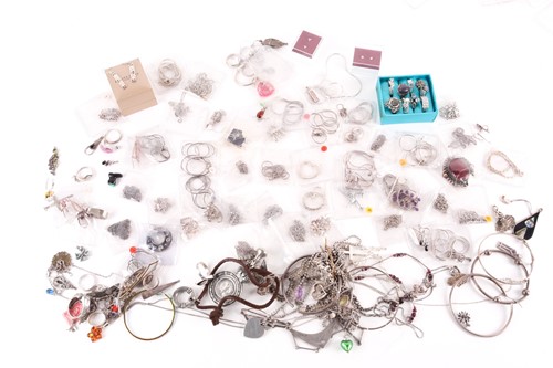 Lot 123 - A group of various silver and white metal...