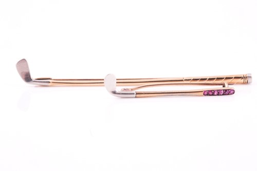 Lot 70 - A 15ct yellow gold novelty golf club bar...