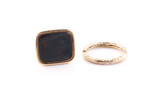 Lot 127 - A yellow metal mounted bloodstone fob seal,...