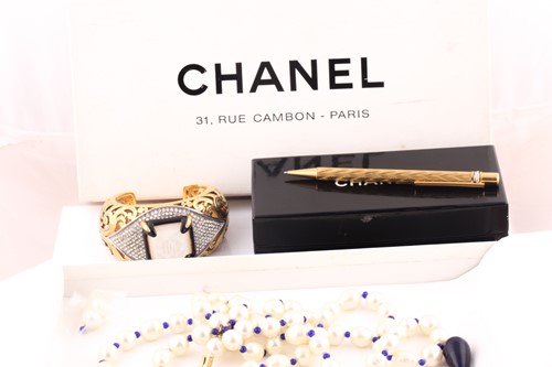 Lot 234 - A collection of Chanel costume jewellery,...