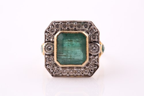 Lot 20 - An emerald and diamond cluster ring. The...