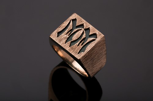 Lot 252 - A 9ct yellow gold and green agate ring, the...