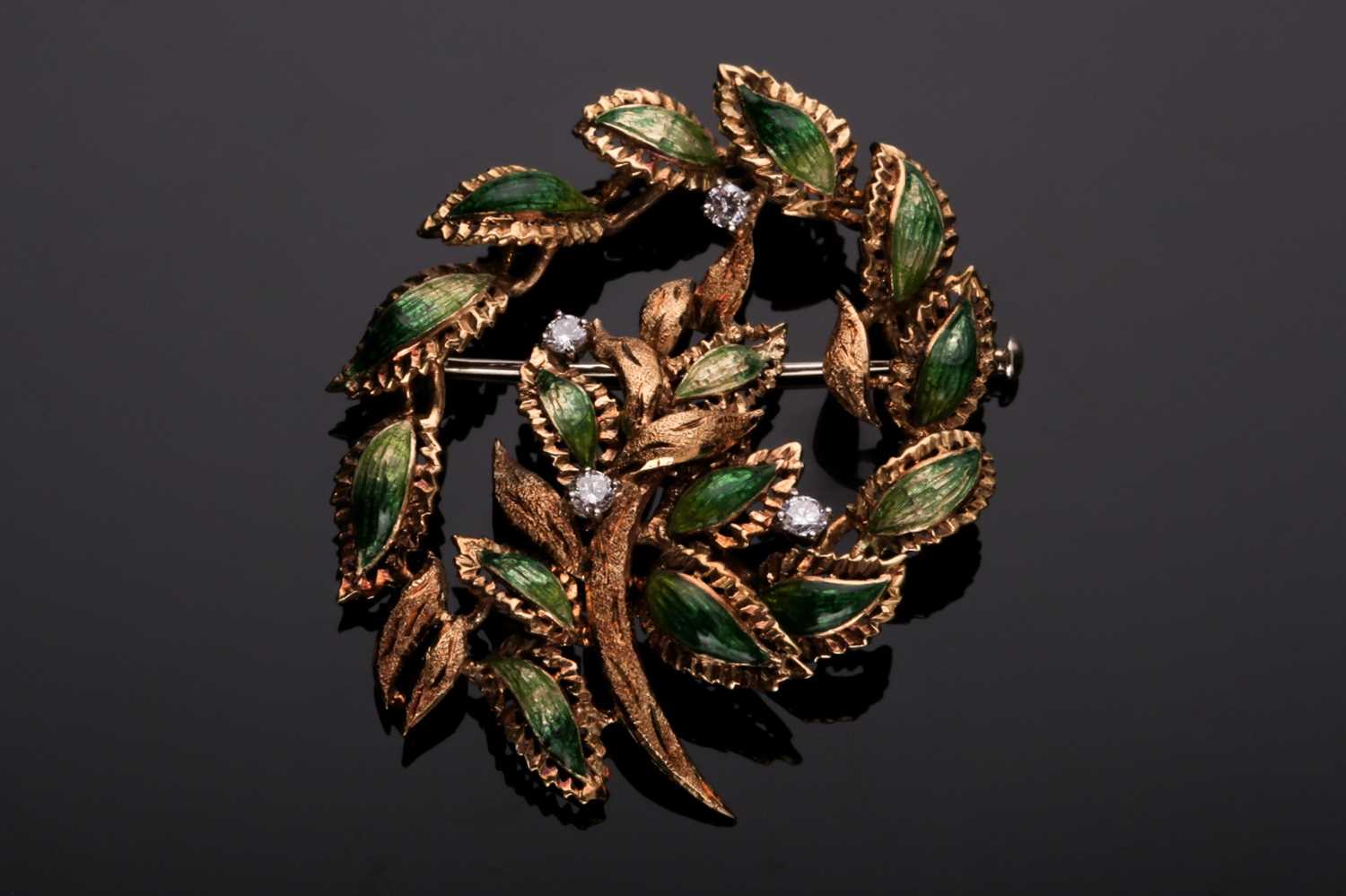 Lot 40 - An Italian 18ct yellow gold and enamel foliate...