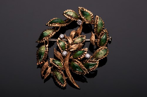 Lot 40 - An Italian 18ct yellow gold and enamel foliate...