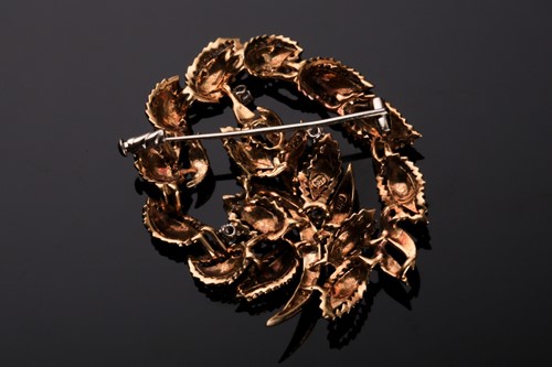 Lot 40 - An Italian 18ct yellow gold and enamel foliate...