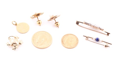 Lot 22 - A group lot of jewellery items, to include a...