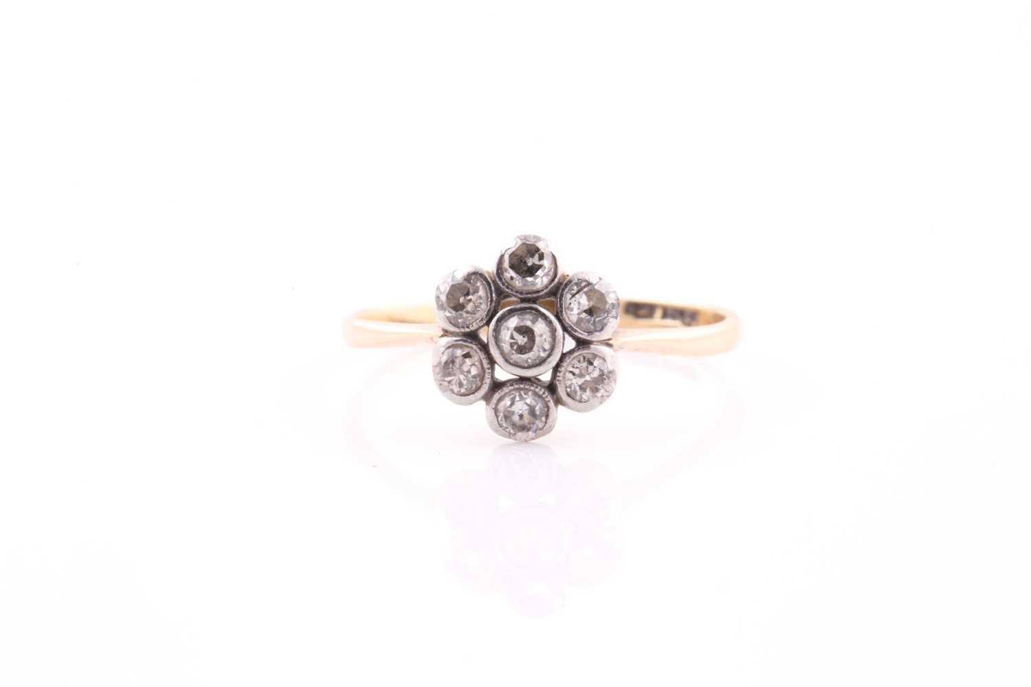 Lot 29 - An 18ct yellow gold and diamond daisy cluster...