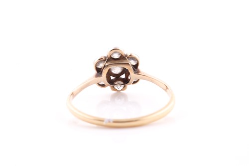 Lot 29 - An 18ct yellow gold and diamond daisy cluster...