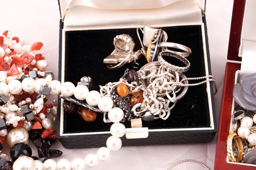 Lot 60 - A group of costume and silver jewellery,...