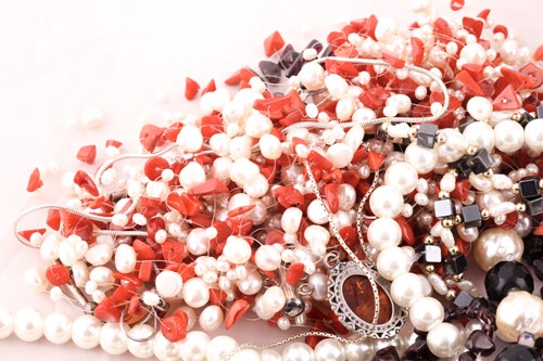 Lot 60 - A group of costume and silver jewellery,...
