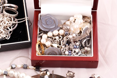 Lot 60 - A group of costume and silver jewellery,...
